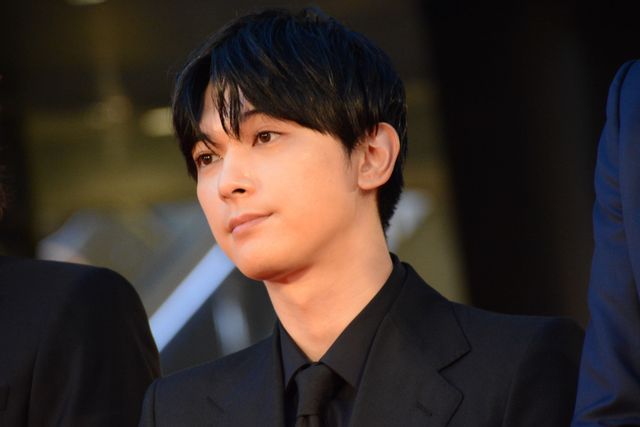 美しい！吉沢亮『かぞく』でレッドカーペット登場（6枚目）