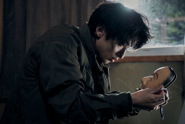 HiHi Jets作間龍斗の姿も！横浜流星主演『ヴィレッジ』場面カット（3枚目）