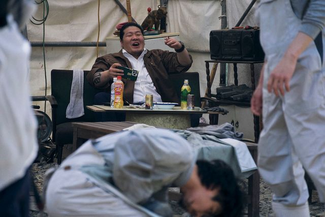 HiHi Jets作間龍斗の姿も！横浜流星主演『ヴィレッジ』場面カット（6枚目）