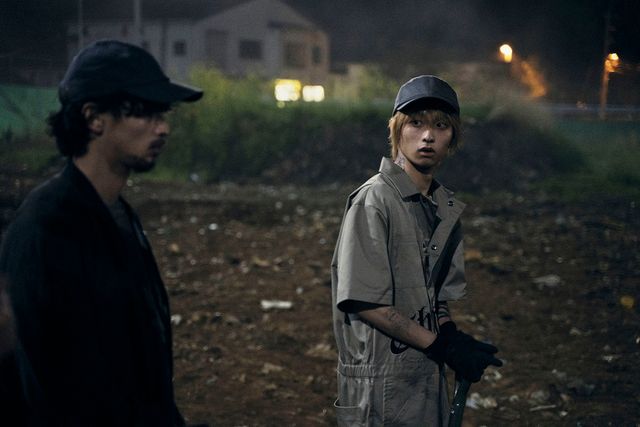 HiHi Jets作間龍斗の姿も！横浜流星主演『ヴィレッジ』場面カット（7枚目）