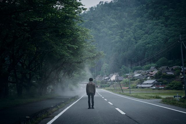 HiHi Jets作間龍斗の姿も！横浜流星主演『ヴィレッジ』場面カット（10枚目）