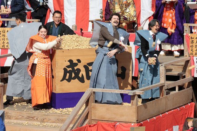 「ばけばけ」高石あかりら成田山不動尊「節分祭」で豆まき！：フォトギャラリー