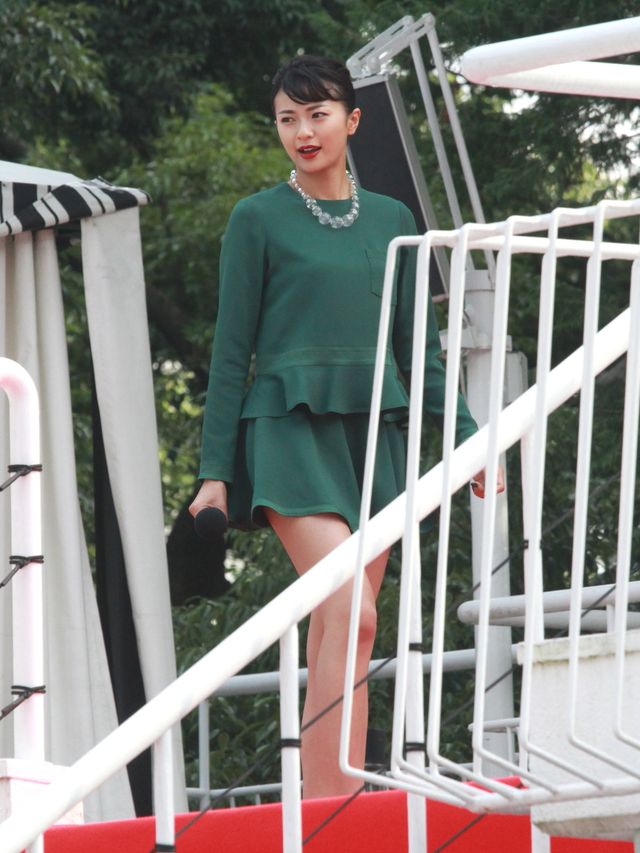 榮倉奈々＆高梨臨、リゾート感満載の屋外プールで笑顔！フォトギャラリー：フォトギャラリー