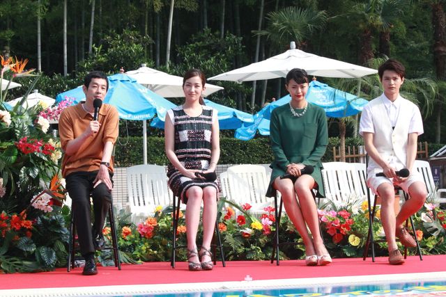 榮倉奈々＆高梨臨、リゾート感満載の屋外プールで笑顔！フォトギャラリー（4枚目）