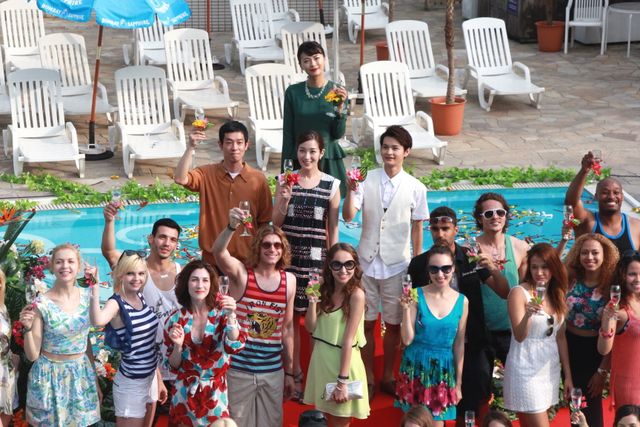 榮倉奈々＆高梨臨、リゾート感満載の屋外プールで笑顔！フォトギャラリー（7枚目）