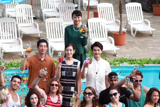 榮倉奈々＆高梨臨、リゾート感満載の屋外プールで笑顔！フォトギャラリー（9枚目）