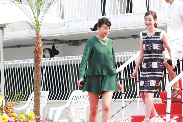 榮倉奈々＆高梨臨、リゾート感満載の屋外プールで笑顔！フォトギャラリー（10枚目）