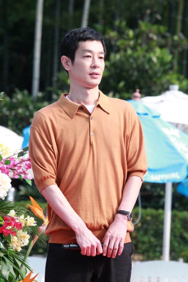 榮倉奈々＆高梨臨、リゾート感満載の屋外プールで笑顔！フォトギャラリー（11枚目）