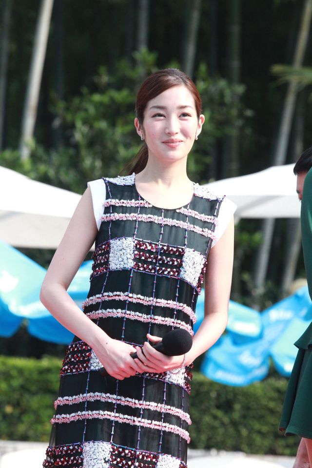 榮倉奈々＆高梨臨、リゾート感満載の屋外プールで笑顔！フォトギャラリー（12枚目）