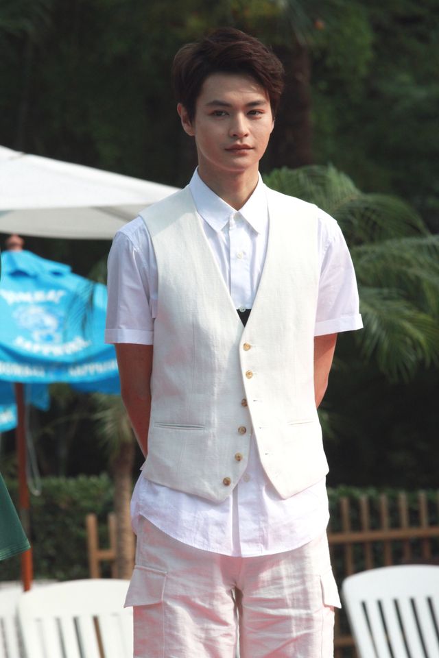 榮倉奈々＆高梨臨、リゾート感満載の屋外プールで笑顔！フォトギャラリー（13枚目）