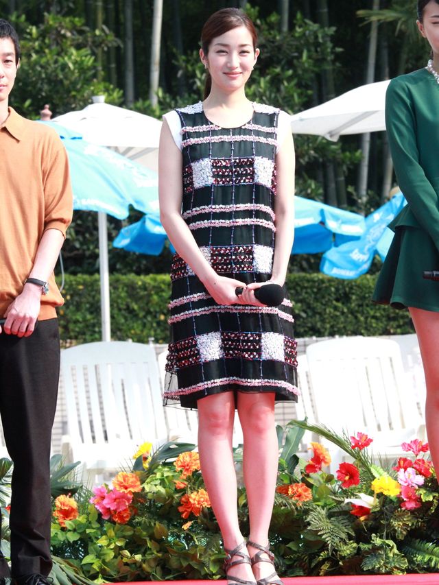 榮倉奈々＆高梨臨、リゾート感満載の屋外プールで笑顔！フォトギャラリー（15枚目）