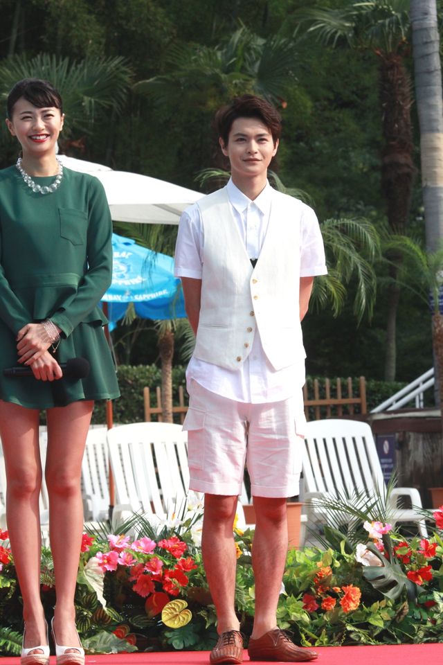 榮倉奈々＆高梨臨、リゾート感満載の屋外プールで笑顔！フォトギャラリー（17枚目）