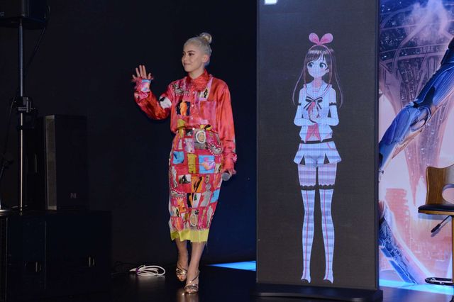 『アリータ』クリストフ・ヴァルツ、バーチャルYouTuberと手つなぎポーズ！：フォトギャラリー