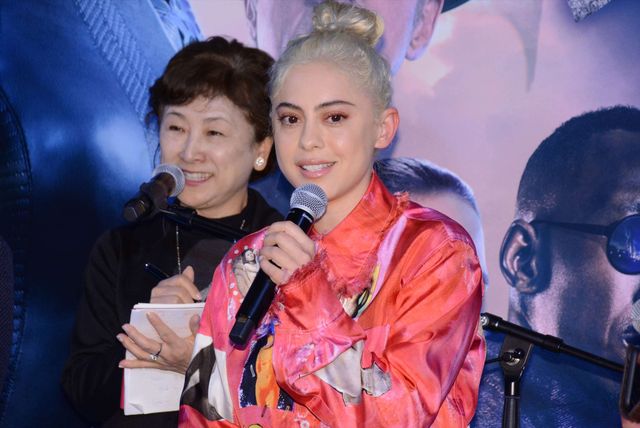 『アリータ』クリストフ・ヴァルツ、バーチャルYouTuberと手つなぎポーズ！（3枚目）