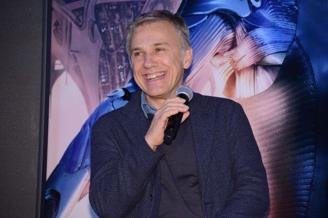 『アリータ』クリストフ・ヴァルツ、バーチャルYouTuberと手つなぎポーズ！（4枚目）