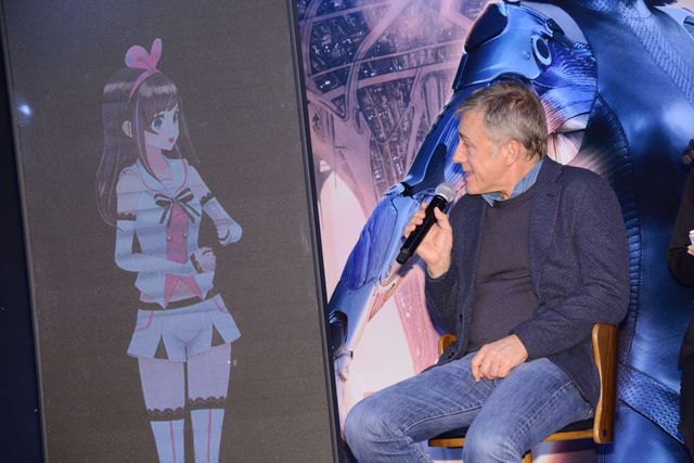 『アリータ』クリストフ・ヴァルツ、バーチャルYouTuberと手つなぎポーズ！（5枚目）