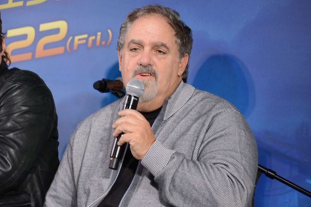 『アリータ』クリストフ・ヴァルツ、バーチャルYouTuberと手つなぎポーズ！（7枚目）