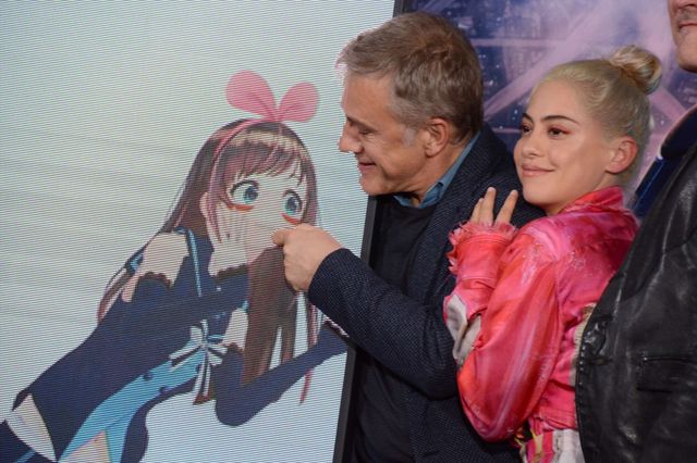 『アリータ』クリストフ・ヴァルツ、バーチャルYouTuberと手つなぎポーズ！（9枚目）