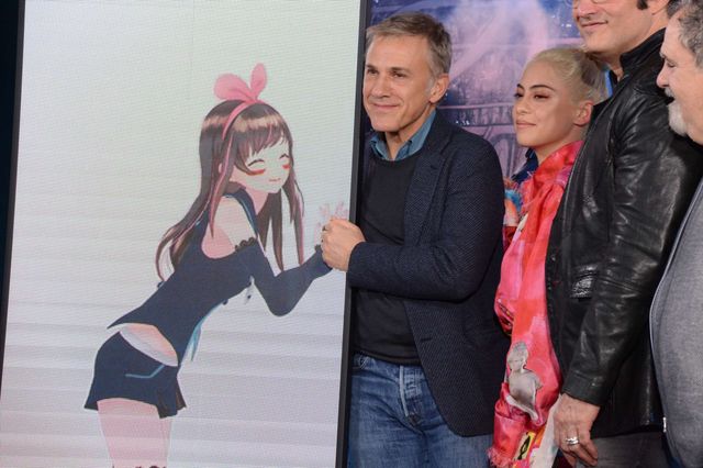 『アリータ』クリストフ・ヴァルツ、バーチャルYouTuberと手つなぎポーズ！（10枚目）