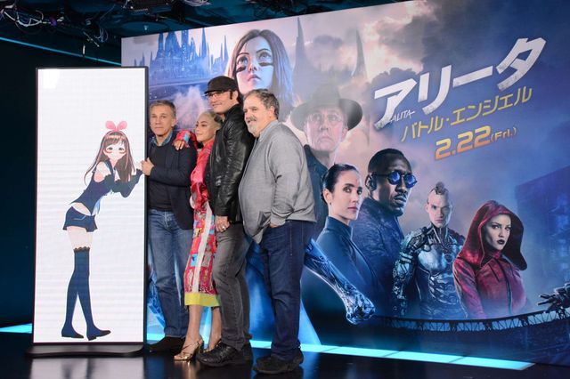 『アリータ』クリストフ・ヴァルツ、バーチャルYouTuberと手つなぎポーズ！（12枚目）