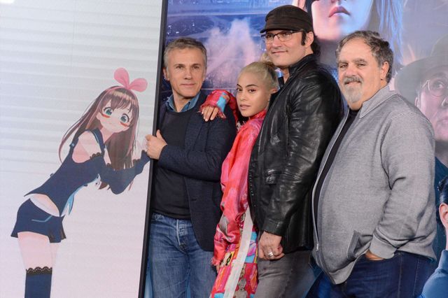 『アリータ』クリストフ・ヴァルツ、バーチャルYouTuberと手つなぎポーズ！（13枚目）