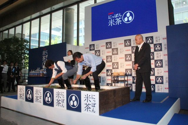 佐藤浩市が田植え！フォトギャラリー（4枚目）