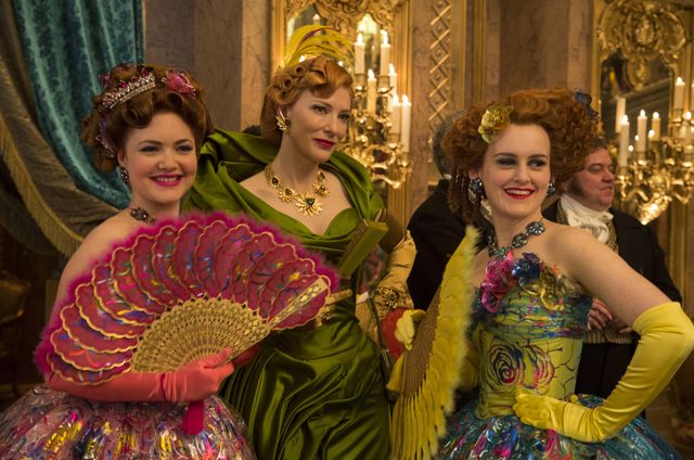 『シンデレラ』に登場した意地悪な義姉妹（左端＆右端）