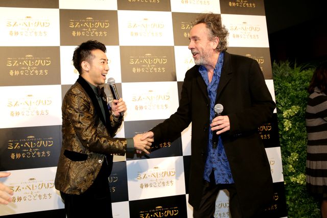 ティム・バートン監督が来日！ピース又吉が宙を舞う!?フォトギャラリー（8枚目）