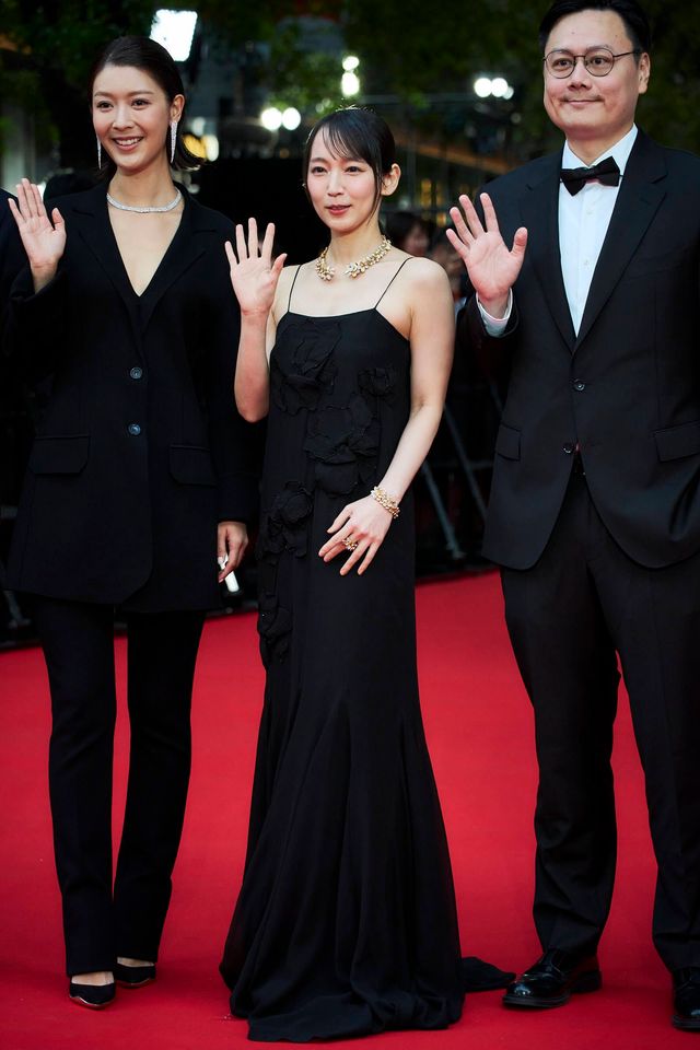 吉岡里帆、セクシーな黒ドレスでレッドカーペット登場！（2枚目）