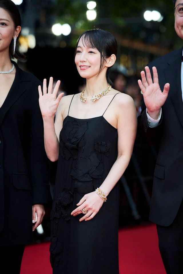 吉岡里帆、セクシーな黒ドレスでレッドカーペット登場！（3枚目）