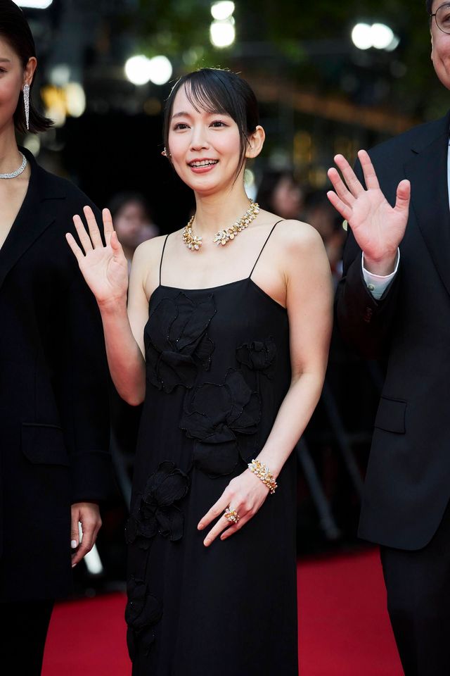 吉岡里帆、セクシーな黒ドレスでレッドカーペット登場！（4枚目）