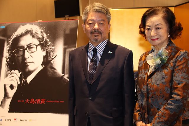 会見に出席した矢内廣PFF理事長（左）と女優の小山明子（右）