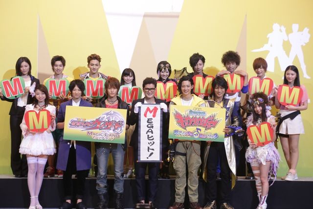 『劇場版 仮面ライダーウィザード in マジックランド』『劇場版 獣電戦隊キョウリュウジャー ガブリンチョ・オブ・ミュージック』完成披露ギャラリー（12枚目）