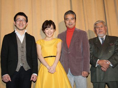 石原慎太郎衆議院の話題で盛り上がった矢柴俊博、前田亜季、勝野洋、新城卓監督(左から)