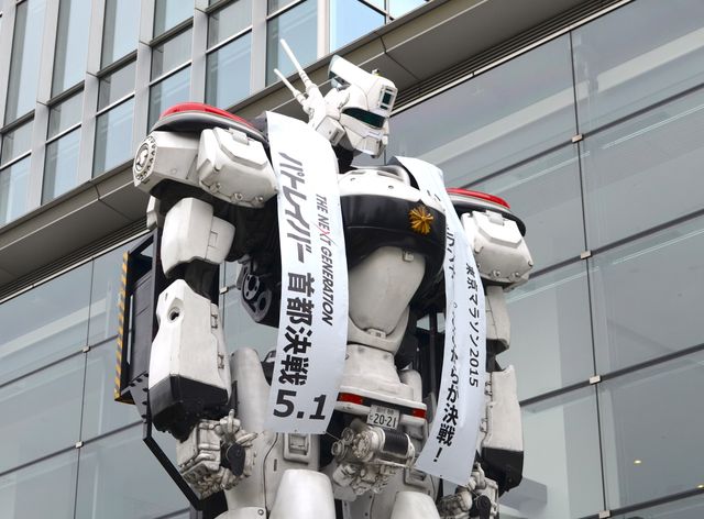 実物大イングラム、東京マラソンを応援するもランナーに気付かれず？　画像ギャラリー（3枚目）