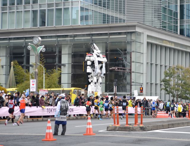 実物大イングラム、東京マラソンを応援するもランナーに気付かれず？　画像ギャラリー（7枚目）