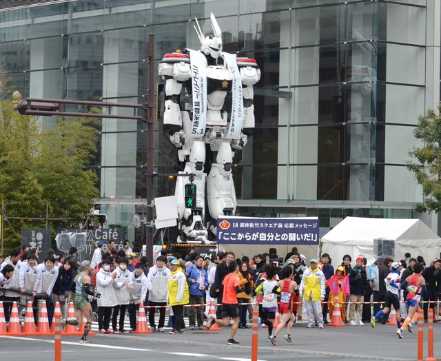 実物大イングラム、東京マラソンを応援するもランナーに気付かれず？　画像ギャラリー（8枚目）
