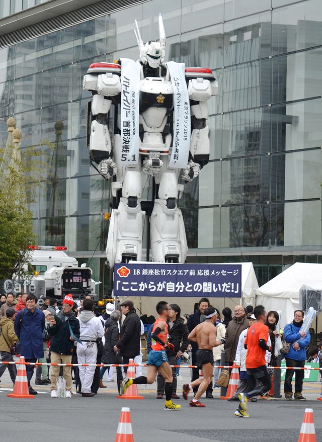 実物大イングラム、東京マラソンを応援するもランナーに気付かれず？　画像ギャラリー（9枚目）