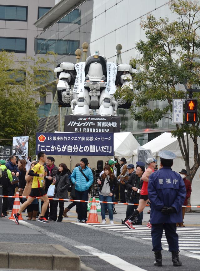 実物大イングラム、東京マラソンを応援するもランナーに気付かれず？　画像ギャラリー（10枚目）