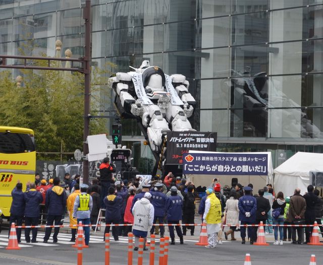実物大イングラム、東京マラソンを応援するもランナーに気付かれず？　画像ギャラリー（12枚目）