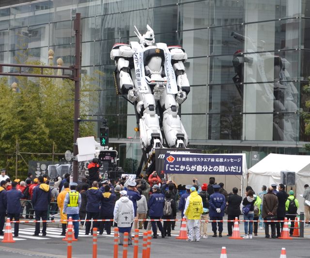 実物大イングラム、東京マラソンを応援するもランナーに気付かれず？　画像ギャラリー（13枚目）