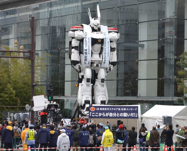 実物大イングラム、東京マラソンを応援するもランナーに気付かれず？　画像ギャラリー（14枚目）