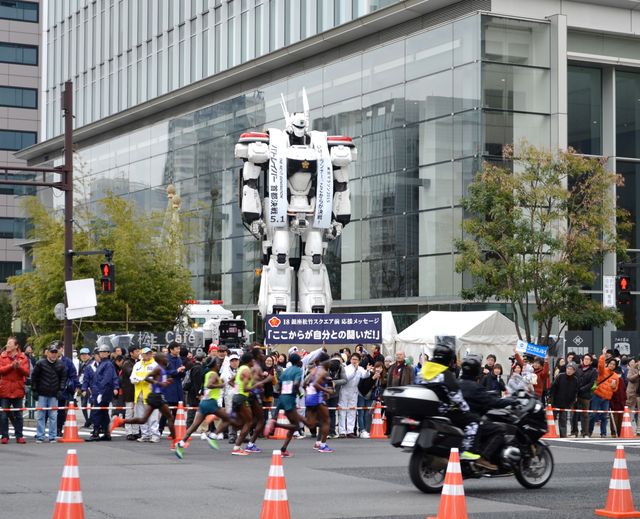 実物大イングラム、東京マラソンを応援するもランナーに気付かれず？　画像ギャラリー（16枚目）