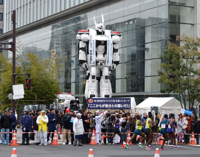 実物大イングラム、東京マラソンを応援するもランナーに気付かれず？　画像ギャラリー（17枚目）