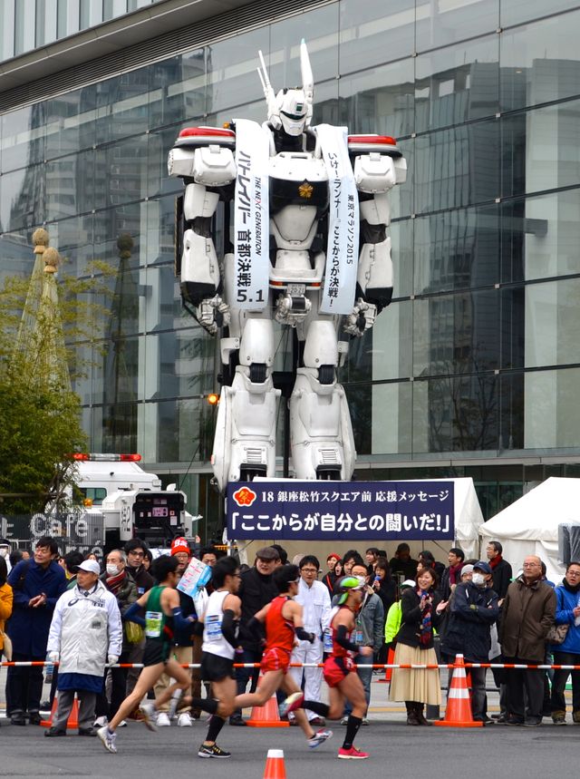 実物大イングラム、東京マラソンを応援するもランナーに気付かれず？　画像ギャラリー（18枚目）