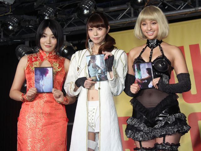 プロレスラー武藤敬司、芳賀優里亜・多田あさみ・水崎綾女という3人の美女に締め技をかけられ、昇天!?　画像ギャラリー（9枚目）