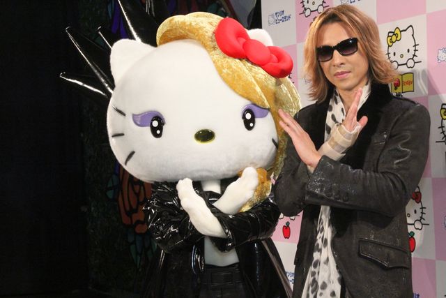 多摩のサンリオピューロランドで行われた「YOSHIKI meets Hello Kitty」イベントに来場し、X Japanのニューアルバムに言及したYOSHIKI