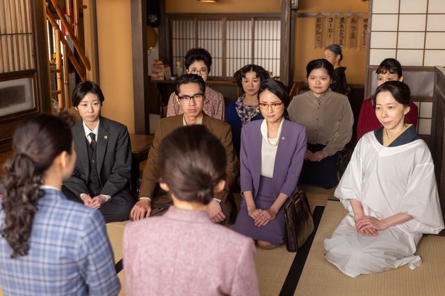 中山先輩（安藤輪子）も正座して…「虎に翼」第22週「女房に惚れてお家繁盛？」第108回：フォトギャラリー