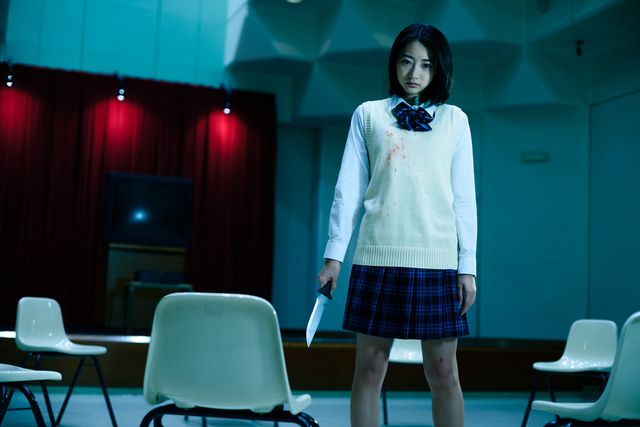 制服姿の武田玲奈、包丁片手に血まみれ…！『人狼ゲーム　インフェルノ』場面写真：フォトギャラリー
