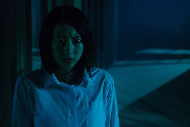 制服姿の武田玲奈、包丁片手に血まみれ…！『人狼ゲーム　インフェルノ』場面写真（3枚目）